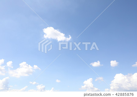 清楚的天空背景與雲彩的 42885876