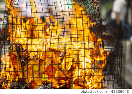 中國宗教,燒紙,中國宗教,燒鈔票,中國宗教 中國宗教,燒紙,中國宗教,燒鈔票,中國宗教 42886048