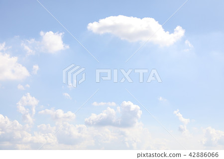 清楚的天空背景與雲彩的 42886066