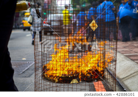 中國宗教,燒紙,中國宗教,燒鈔票,中國宗教 中國宗教,燒紙,中國宗教,燒鈔票,中國宗教 42886101