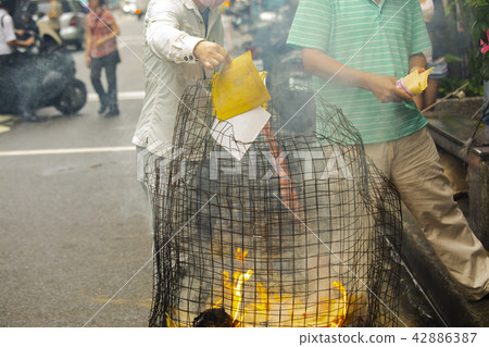 中國鬼武士,燒紙,中國鬼節,燃燒鈔票,中國鬼節 中國鬼武士,燒紙,中國鬼節,燃燒鈔票,中國鬼節 42886387