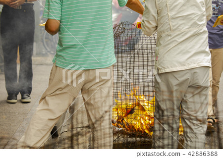 中國鬼武士，燒紙，中國鬼節，燃燒鈔票，中國鬼節 42886388