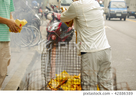 中國鬼武士,燒紙,中國鬼節,燃燒鈔票,中國鬼節 中國鬼武士,燒紙,中國鬼節,燃燒鈔票,中國鬼節 42886389