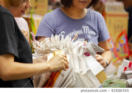 中國鬼武士，燒紙，中國鬼節，燃燒鈔票，中國鬼節 42886393