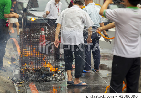 中國鬼武士,燒紙,中國鬼節,燃燒鈔票,中國鬼節 中國鬼武士,燒紙,中國鬼節,燃燒鈔票,中國鬼節 42886396