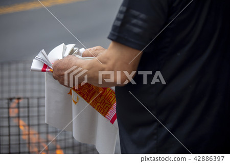 中國鬼武士,燒紙,中國鬼節,燃燒鈔票,中國鬼節 中國鬼武士,燒紙,中國鬼節,燃燒鈔票,中國鬼節 42886397