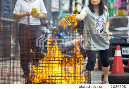 中國鬼武士,燒紙,中國鬼節,燃燒鈔票,中國鬼節 中國鬼武士,燒紙,中國鬼節,燃燒鈔票,中國鬼節 42886398