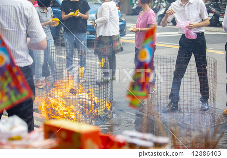 中國鬼武士,燒紙,中國鬼節,燃燒鈔票,中國鬼節 中國鬼武士,燒紙,中國鬼節,燃燒鈔票,中國鬼節 42886403