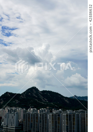 首爾的藍天和雲沒有雨後的細塵 42886632