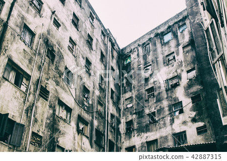 Shabby worn building. No people. 42887315