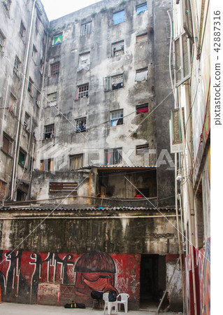 Pavilion of a building with shabby walls. 42887316
