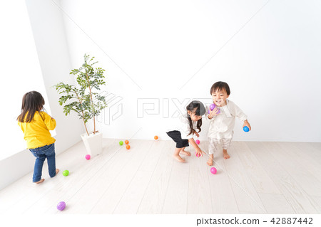 Children playing at home 42887442