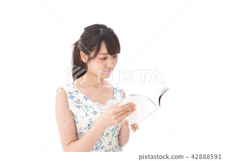 一名年輕女子讀 一名年輕女子讀 42888591