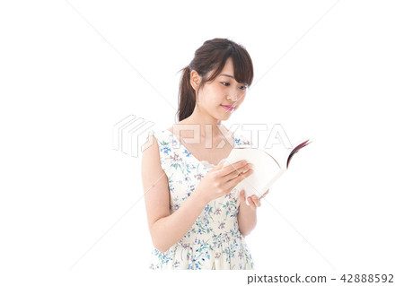 一名年輕女子讀 一名年輕女子讀 42888592