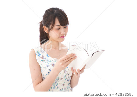 一名年輕女子讀 一名年輕女子讀 42888593