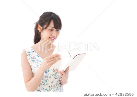 一名年輕女子讀 一名年輕女子讀 42888596
