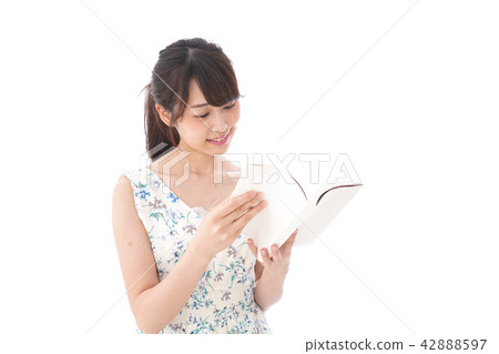一名年輕女子讀 一名年輕女子讀 42888597