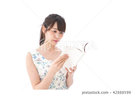 一名年輕女子讀 一名年輕女子讀 42888599