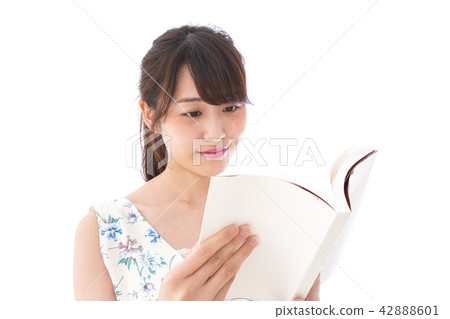 一名年輕女子讀 42888601