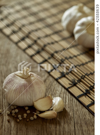 Close purple garlic and pepper 42888639