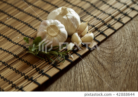 Close purple garlic and pepper Close purple garlic and pepper 42888644