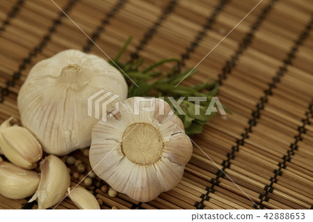 Close purple garlic and pepper 42888653