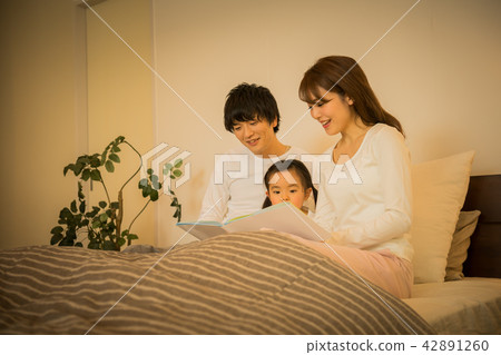 Young family, Picture book, Reading letter, Bedroom Young family, Picture book, Reading letter, Bedroom 42891260