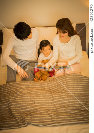 Young family, Picture book, Reading letter, Bedroom Young family, Picture book, Reading letter, Bedroom 42891270