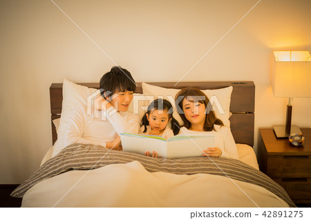 Young family, Picture book, Reading letter, Bedroom Young family, Picture book, Reading letter, Bedroom 42891275