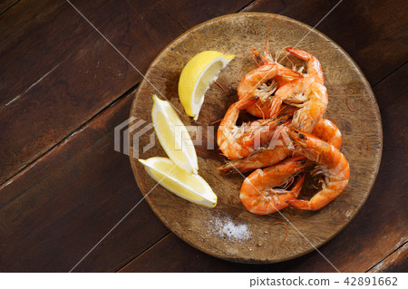 grilled  prawn with fresh lemon 42891662