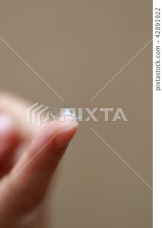 戴隱形眼鏡的女性手指 42891922