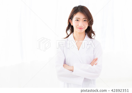 白色的一位女士 42892351