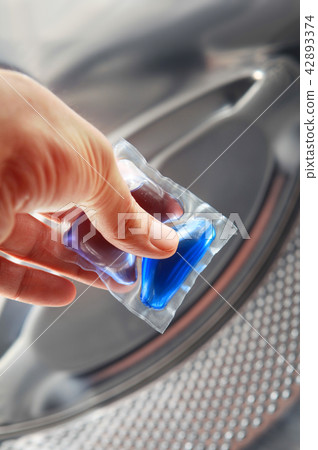 gel cap in hand for washing mashine 42893374