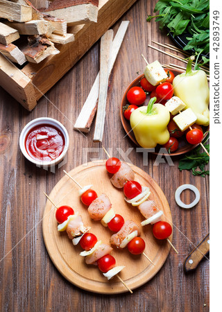 Skewer with chicken meat, tomato and bell pepper Skewer with chicken meat, tomato and bell pepper 42893749