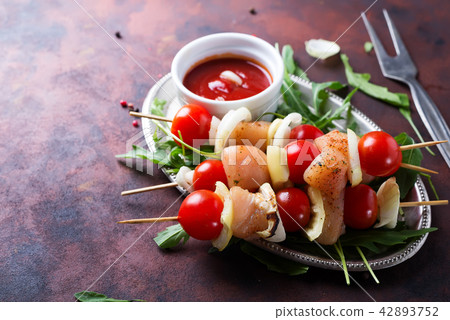 Skewer with chicken meat, tomato and bell pepper Skewer with chicken meat, tomato and bell pepper 42893752