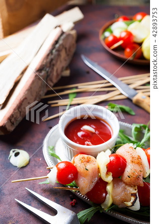 Skewer with chicken meat, tomato and bell pepper Skewer with chicken meat, tomato and bell pepper 42893753