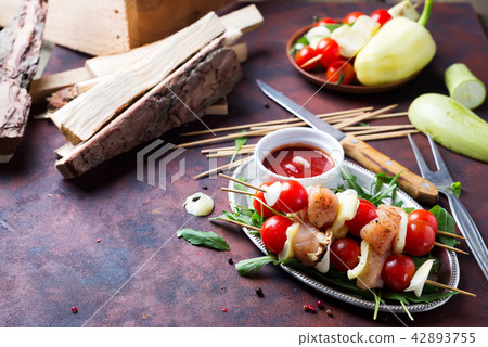 Skewer with chicken meat, tomato and bell pepper Skewer with chicken meat, tomato and bell pepper 42893755