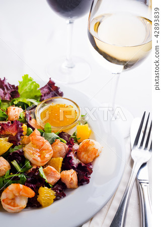 Healthy salad with prawns, lettuce, oranges Healthy salad with prawns, lettuce, oranges 42893839