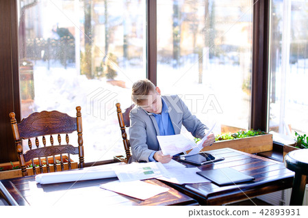 Young student preparing before exam in fast motion at cafe with  42893931