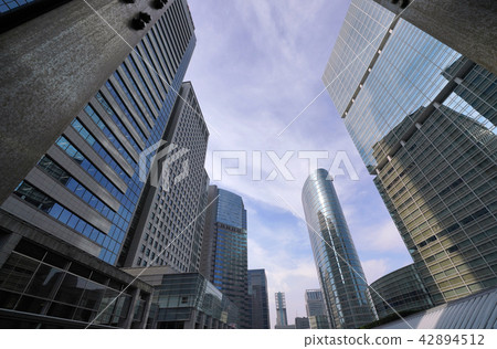 Looking at the office buildings of Tokyo's city scenery Shinagawa in Japan etc. 42894512