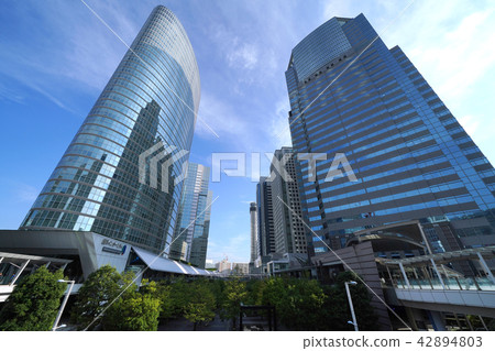看日本東京的城市風景品川的辦公樓等。 看日本東京的城市風景品川的辦公樓等。 42894803