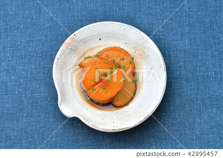燉蘿蔔（醬油味）。日本料理，蔬菜，家常菜，健康食品，鄉村食品。 42895457