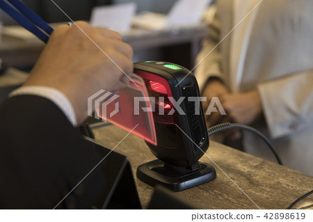 Receptionist 42898619