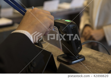 Receptionist 42898620