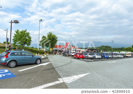 High speed speed masking patrol car attacking driving traffic violation congestion homecoming Golden Bon Fine service 42898910