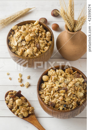 Dry Breakfast of oat flakes, granules and nuts.  42899074