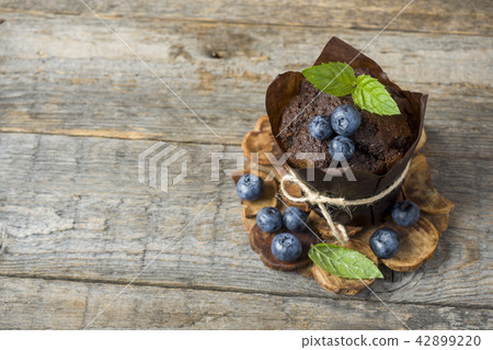 Chocolate muffin with mint and blueberries  42899220