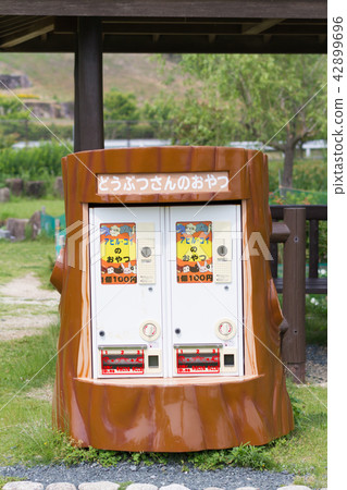 Duck and carp food 42899696