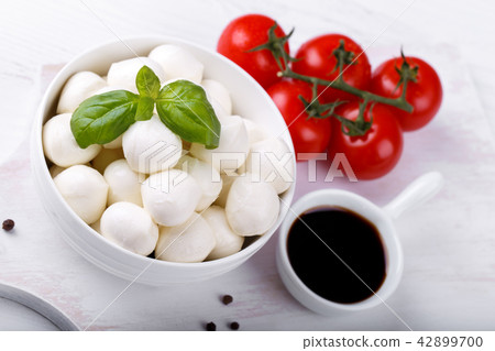 Italian mozzarella cheese Italian mozzarella cheese 42899700