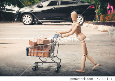 Wooden model with a shopping cart 42900185